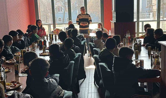 Kaymakam'dan öğrencilere sürpriz pizza ve maç etkinliği