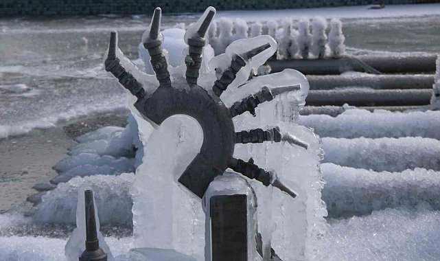 Kayseri dondu, süs havuzları buz tuttu