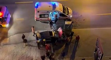 Kaza anları kamerada: Biri sollamak isterken kaza yaptı, diğeri yayaya çarptı