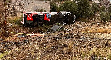 Kaza sonrası elektrik hattı onarımını yapan işçi, akıma kapılarak yaralandı