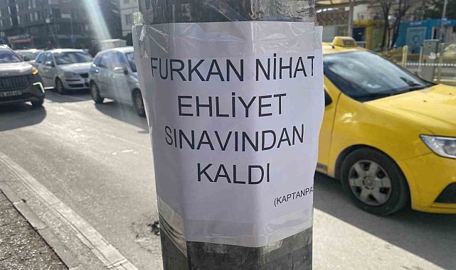 Kent merkezinde direğin üzerine yapıştırılan ilginç yazı dikkat çekti