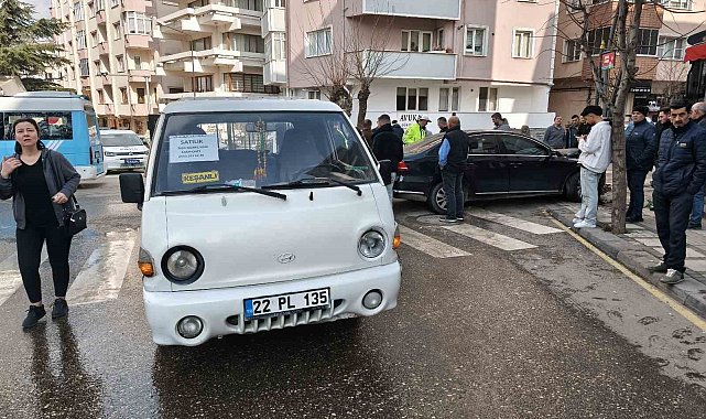 Keşan'da aydınlatma direğine çarpan otomobilin sürücüsü yaralandı