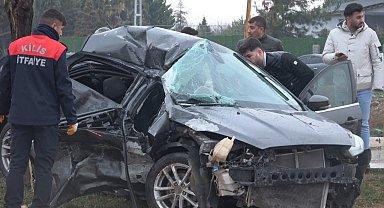 Kilis'te otomobil ile otobüs çarpıştı: 1'i ağır 3 yaralı