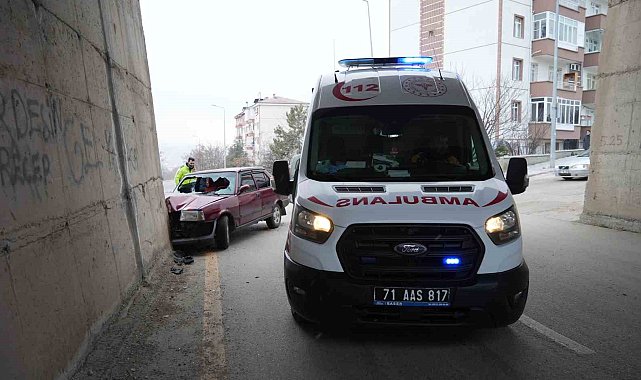 Kırıkkale'de otomobil beton duvara çarptı: 2 ağır yaralı
