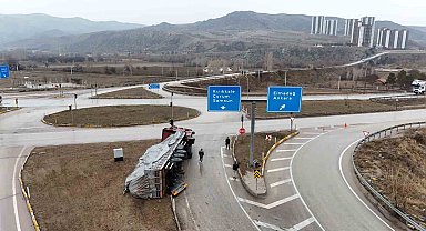 Kırıkkale'de tır devrildi