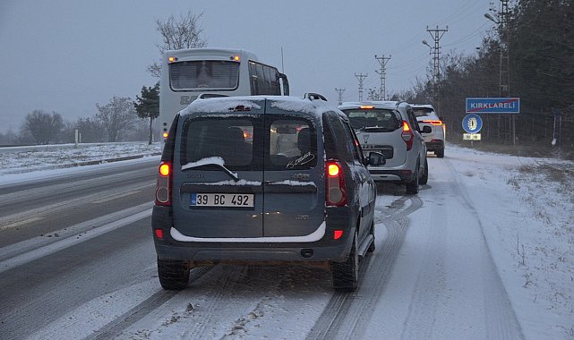 Kırklareli'nde kar yağışı etkili oluyor