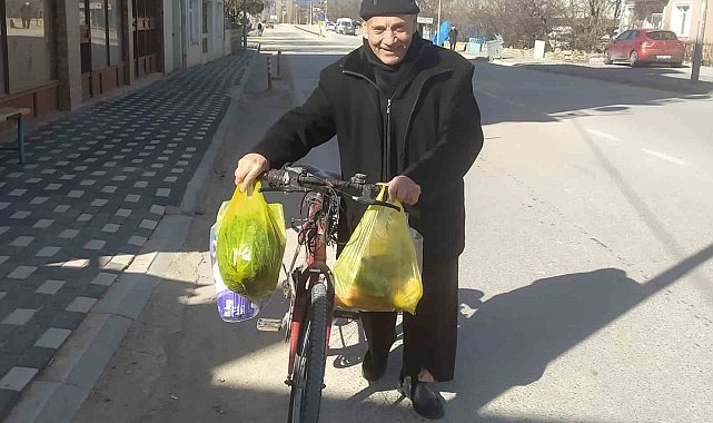 Kışın binemediği bisikleti pazar arabası olarak kullanıyor