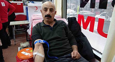 Kızılay'a kan bağışlayanlara oyuncak hediye