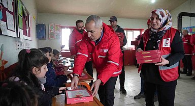 Kızılay'dan köy çocuklarına sıcak dokunuş