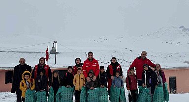 Kızılay'ın yardım eli çocuklara uzandı