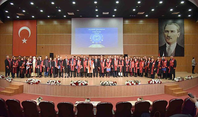KMÜ'de akademik performans ve cübbe giyme töreni