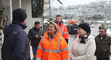 Kocaeli İzmit'te karla mücadeleye esnaftan tam not