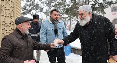 Kocasinan Belediyesi'nden soğuk havada salep ikramı