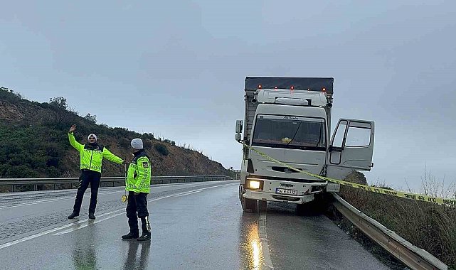 Kontrolden çıkan kamyon bariyere çarptı, uçurumdan uçtuğu zanneden sürücü araçtan atladı