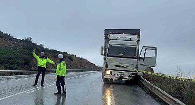 Kontrolden çıkan kamyon bariyere çarptı, uçurumdan uçtuğu zanneden sürücü araçtan atladı
