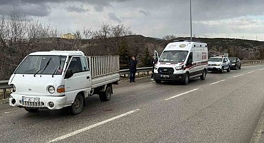 Kontrolden çıkan kamyonet bariyerlere çarptı, sürücüsü yaralandı