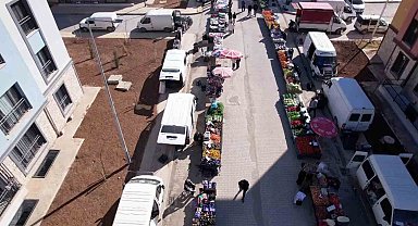 Konutlarda kalan depremzedeler için semt pazarı kuruldu