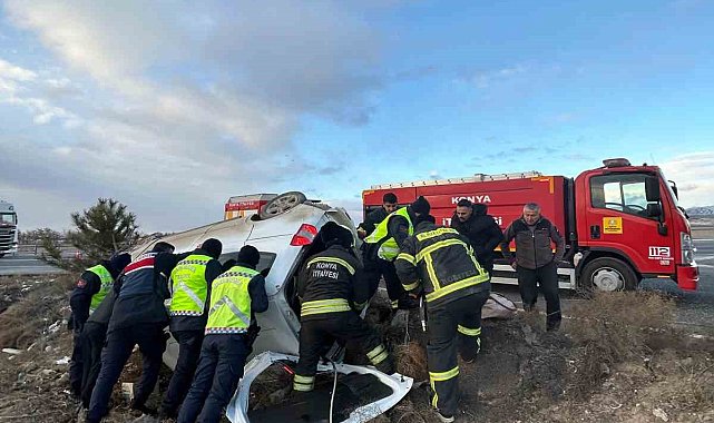 Konya'da hafif ticari araç takla attı: 5 yaralı