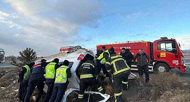 Konya'da hafif ticari araç takla attı: 5 yaralı