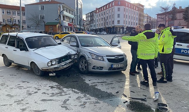 Konya'da iki otomobil çarpıştı: 2 yaralı