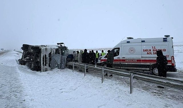 Konya'da kontrolden çıkan tır devrildi, sürücü yaralandı