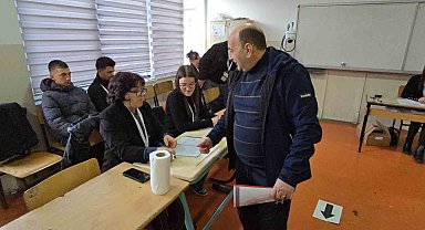 Kosova'da halk sandık başında