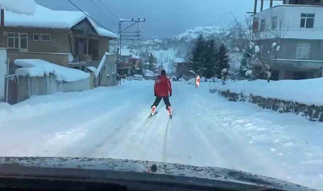 Köy yolunda kayak yapan vatandaş ilginç görüntülere sahne oldu