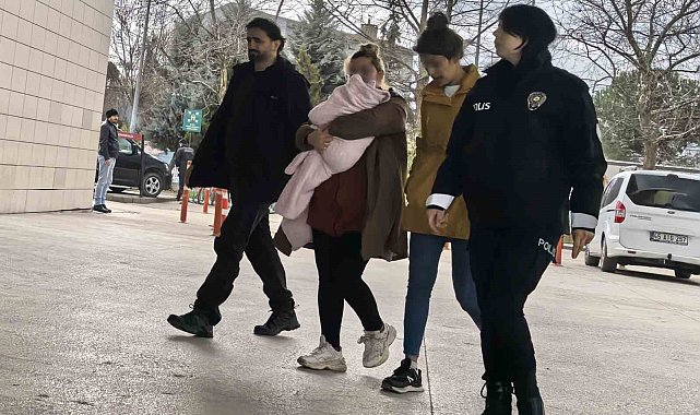 Kucaklarında bebekle hırsızlık yapan 2 kadın yakalandı