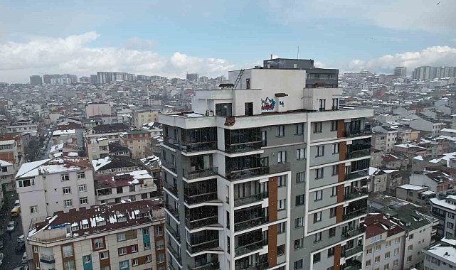 Küçükçekmece'de bir binanın çatısına yıldırım düştü: Kopan parçalar araçlara zarar verdi, 1 yaralı