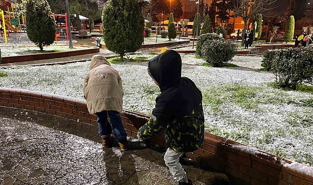 Küçükçekmece'de kar yağışı sonrası çocuklar soluğu parklarda aldı