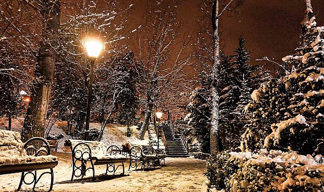 Kuğulu Park'ta kar kartpostallık görüntüler oluşturdu