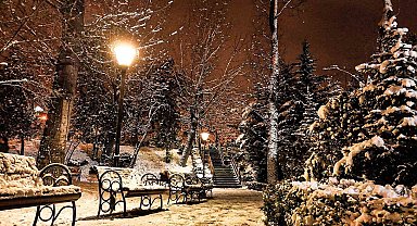 Kuğulu Park'ta kar kartpostallık görüntüler oluşturdu