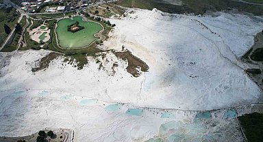 Kuraklık ve denetimsiz jeotermal su kullanımı beyaz cennet Pamukkale'yi karartıyor