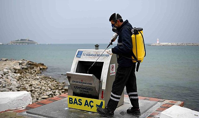 Kuşadası Belediyesi ilçe genelinde temizlik çalışmalarına devam ediyor