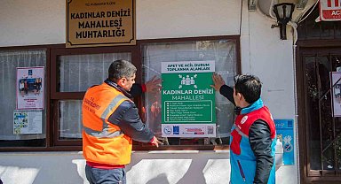 Kuşadası'nda afet toplanma alanlarıyla ilgili afişli bilgilendirme