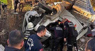 Kuşadası'nda virajı alamayan tır tarlaya uçtu: 1 ölü, 3 yaralı