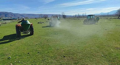 Kütahya'da 8 köyde yaklaşık 5 bin 500 dekar mera alanı gübrelendi