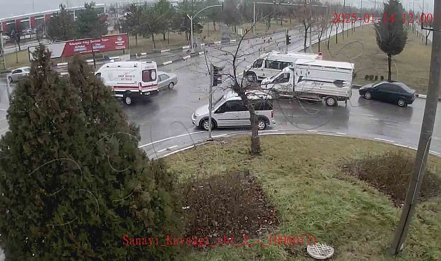 Kütahya'da ambulansın devrildiği kaza güvenlik kamerasında