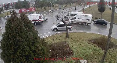 Kütahya'da ambulansın devrildiği kaza güvenlik kamerasında