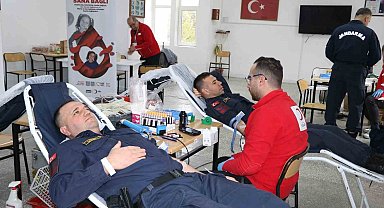 Kütahya'da jandarmadan Kızılay'a kan bağışı