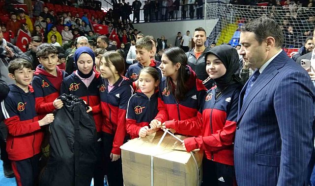 Kütahya'da sporculara malzeme desteği dağıtıldı