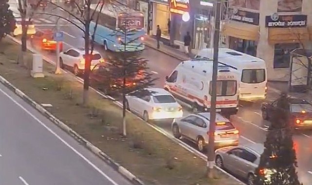 Kütahya'da sürücüler fermuar sistemi ile ambulansa yol verdi