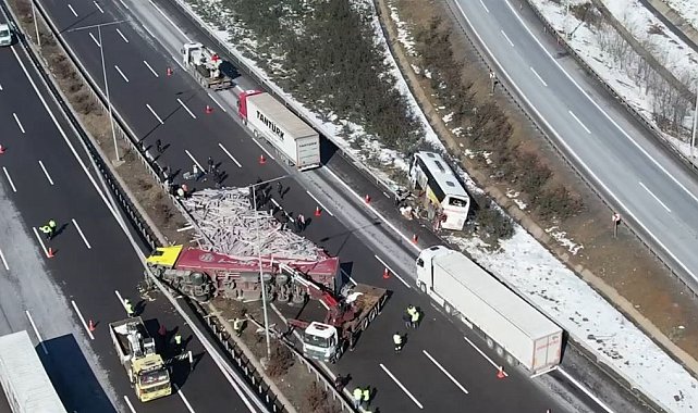 Kuzey Marmara Otoyolu Edirne istikametinde tırla yolcu otobüsü çarpıştı. Olay yerine polis ve sağlık ekipleri sevk edildi.