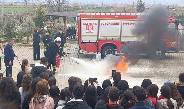 Liseliler yangın sırasında ne yapacaklarını uygulamalı öğrendi