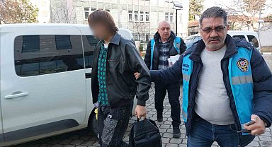 Mağazalardan giyim eşyası çalan 2 kişi yakalandı