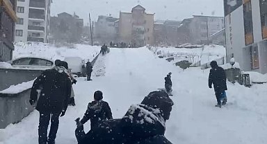 Mahalle yolu kayak pistine döndü