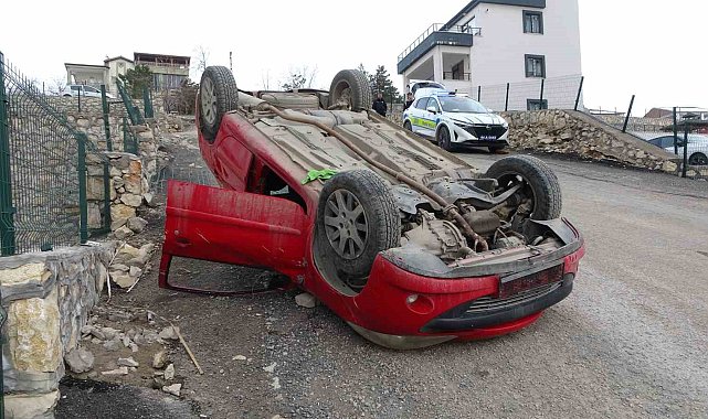 Malatya'da istinat duvarına çarpıp ters dönen araçtaki 1 kişi yarandı