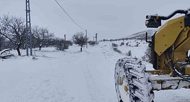 Malatya'da kar yağışı dolayısıyla çok sayıda köy yolu ulaşıma kapandı