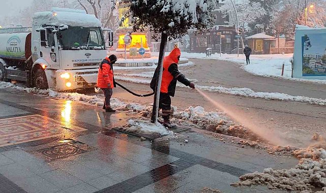 Malatya'da karla mücadele ekipleri 11 ilçede sahada