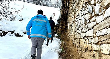Malatya'da karlı yollar yaşlı kadın için aşıldı